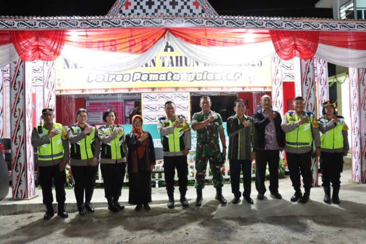 Kapolres Pematangsiantar Pimpin Patroli Skala Besar Monitoring Ibadah Pergantian Malam Tahun Baru 2025 Kapolres Pematangsiantar Pimpin Patroli Skala Besar Monitoring Ibadah Pergantian Malam Tahun Baru 2025