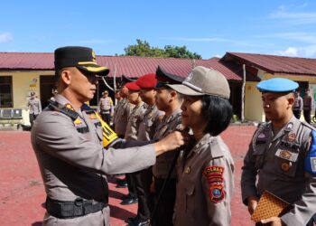Kapolres Taput Pimpin Upacara Kenaikan Pangkat Setingkat 7 Perwira, 32 Bintara Dan 1 PNS Polri