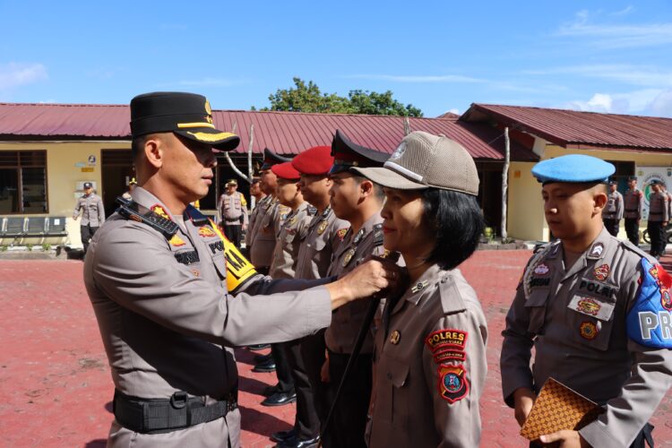 Kapolres Taput Pimpin Upacara Kenaikan Pangkat Setingkat 7 Perwira, 32 Bintara Dan 1 PNS Polri