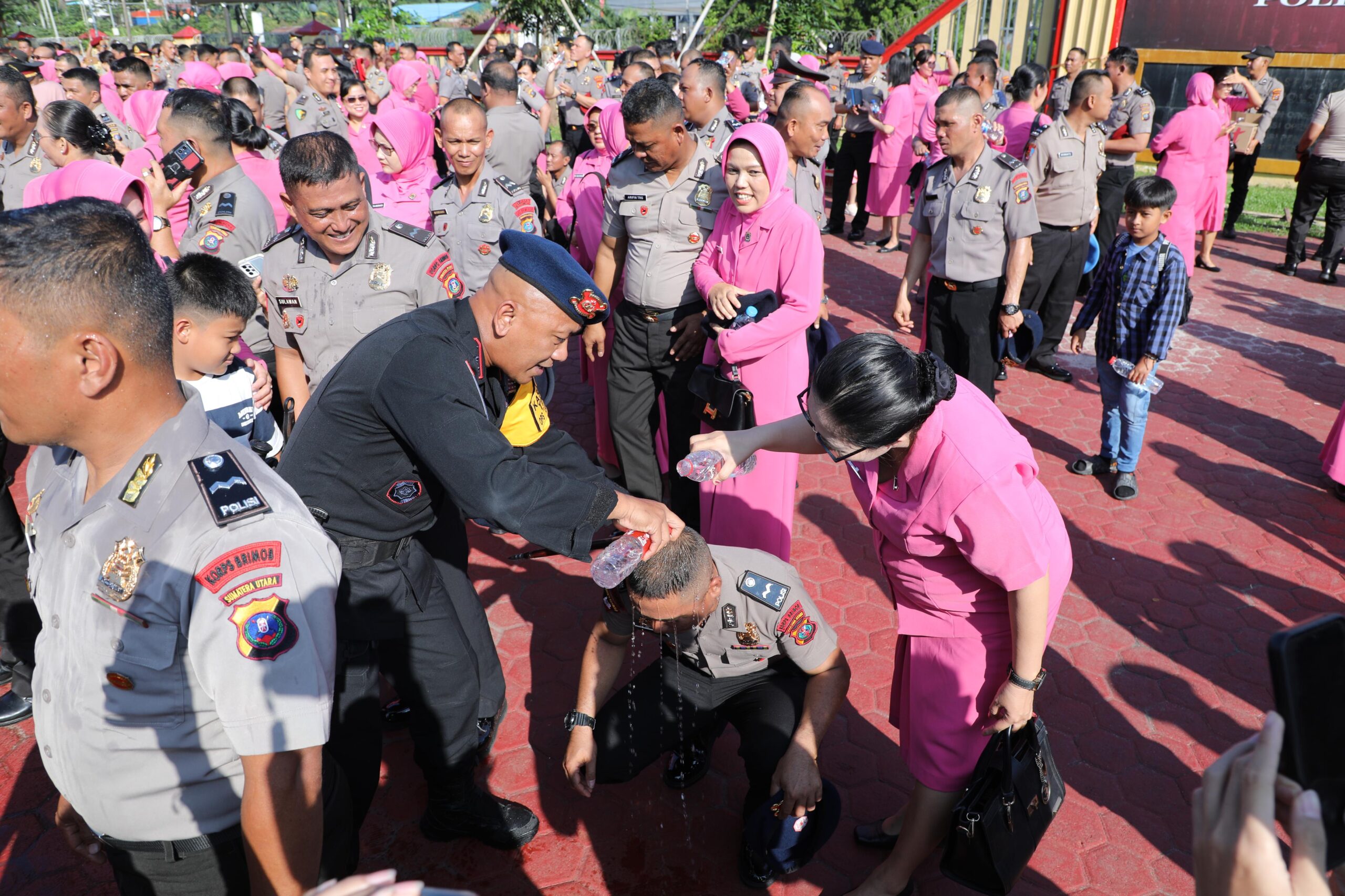 79 Personel Brimob Polda Sumut Terima Kenaikan Pangkat, Upacara Dipimpin Langsung Kapolda Sumut 79 Personel Brimob Polda Sumut Terima Kenaikan Pangkat, Upacara Dipimpin Langsung Kapolda Sumut