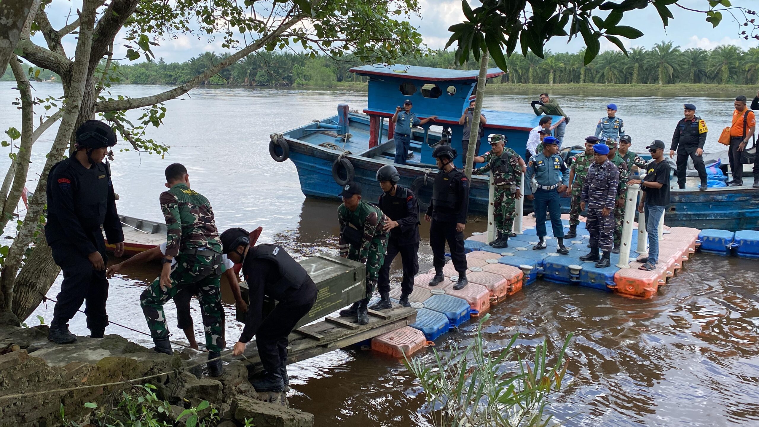 Temuan Bom Militer di Tanjung Balai, Dansat Brimob Polda Sumut Kerahkan Tim Jibom Detasemen Gegana Ke Lokasi Pastikan Keamanan Masyarakat Temuan Bom Militer di Tanjung Balai, Dansat Brimob Polda Sumut Kerahkan Tim Jibom Detasemen Gegana Ke Lokasi Pastikan Keamanan Masyarakat