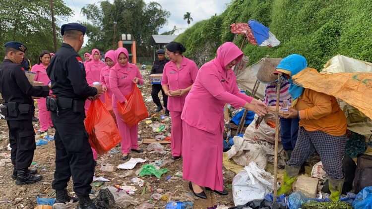 Batalyon B Brimob Polda Sumut Gelar Aksi Sosial Jumat Berkah di Kota Tebing Tinggi