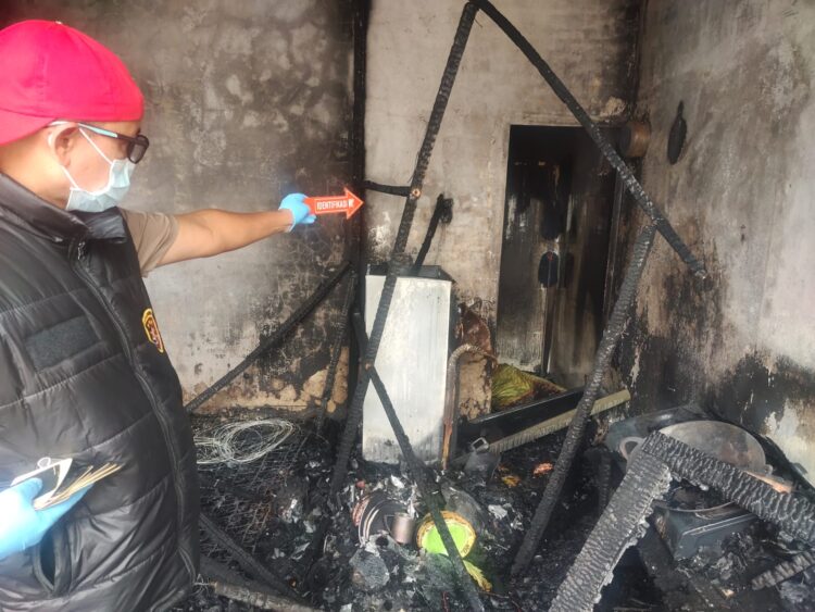 Dua Rumah Di Siantar Terbakar, Polseķ Siantar Marihat Cek TKP