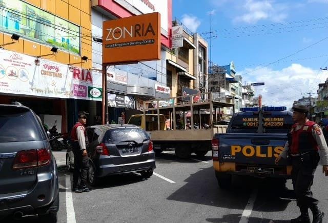 Samapta Polres Pematangsiantar Pengaturan Lalin Penggal Jalan Depan Pospam II Jalan Parapat Samapta Polres Pematangsiantar Pengaturan Lalin Penggal Jalan Depan Pospam II Jalan Parapat