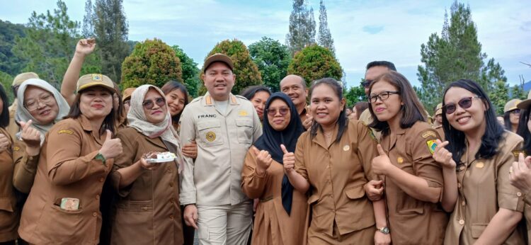 Pimpin Apel Gabungan, Bupati Pakpak Bharat Berikan Penghargaan Bagi Setiap Aparatur 