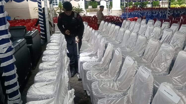Jibom dan KBR Brimob Polda Sumut Lakukan Sterilisasi Kantor Pusat HKBP Tarutung, Syukuran Awal Tahun 2025