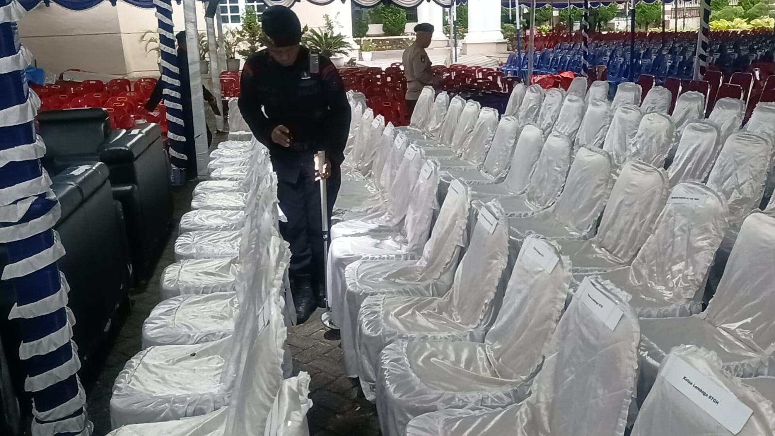 Jibom dan KBR Brimob Polda Sumut Lakukan Sterilisasi Kantor Pusat HKBP Tarutung, Syukuran Awal Tahun 2025