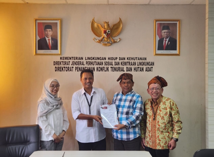 DPP Pemangku Adat dan Cendikiawan Simalungun : "Pemerintah Pusat Hendaknya Paham Bahwa Tidak Ada Tanah Adat di Simalungun" DPP Pemangku Adat dan Cendikiawan Simalungun : "Pemerintah Pusat Hendaknya Paham Bahwa Tidak Ada Tanah Adat di Simalungun"