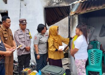 Polsek Siantar Marihat Dampingi Walikota dr Susanti Berikan Bantuan Korban Kebakaran di Gang Bahagia