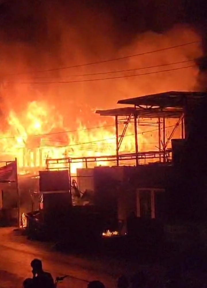 2 Unit Rumah Berlantai 2 Ludes Dilalap Api di Tarutung