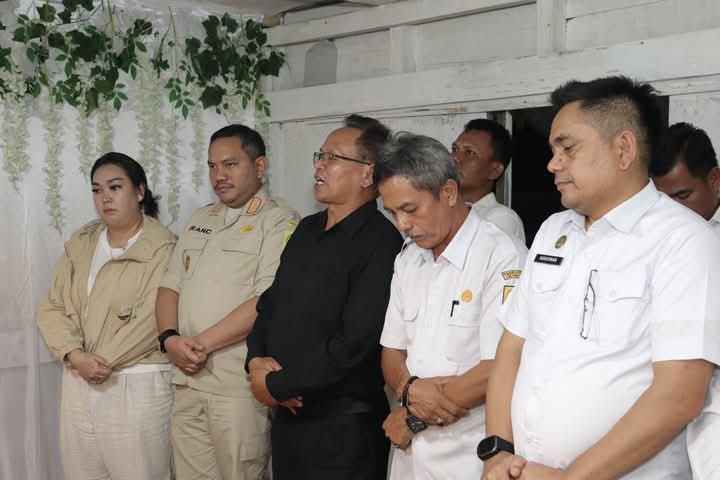 Bupati Pakpak Bharat Sampaikan Belasungkawa Atas Meninggalnya Ibunda Staf Ahli Manihar Tumanggor