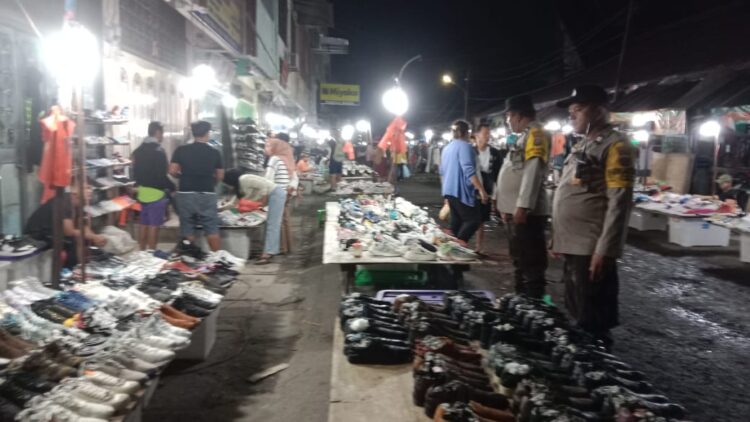 Jaga Kamtibmas, Personel Polres Pematangsiantar Sambangi Masyarakat Yang Beraktivitas di Malam Hari Jaga Kamtibmas, Personel Polres Pematangsiantar Sambangi Masyarakat Yang Beraktivitas di Malam Hari