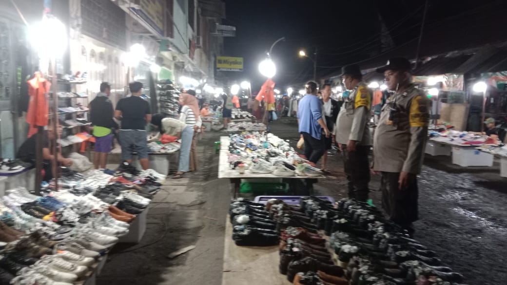 Jaga Kamtibmas, Personel Polres Pematangsiantar Sambangi Masyarakat Yang Beraktivitas di Malam Hari Jaga Kamtibmas, Personel Polres Pematangsiantar Sambangi Masyarakat Yang Beraktivitas di Malam Hari