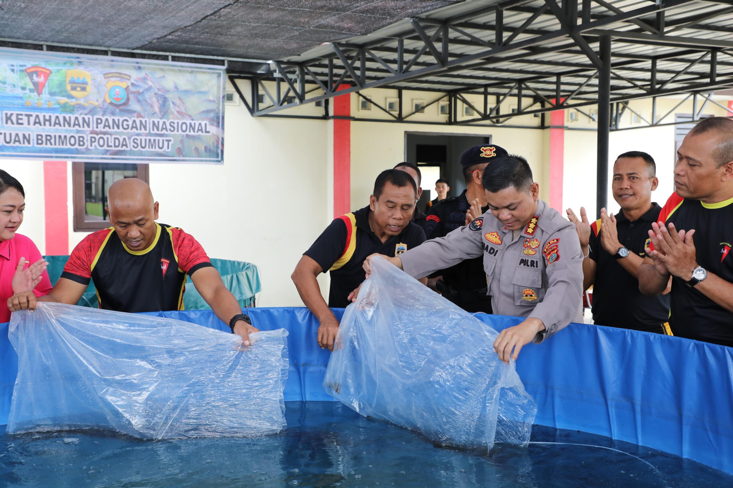 Dukung Ketahanan Pangan, Dansat Brimob Polda Sumut Kombes Pol Rantau Isnur Eka Pimpin Panen Sayuran dan Penaburan Bibit Ikan Dukung Ketahanan Pangan, Dansat Brimob Polda Sumut Kombes Pol Rantau Isnur Eka Pimpin Panen Sayuran dan Penaburan Bibit Ikan