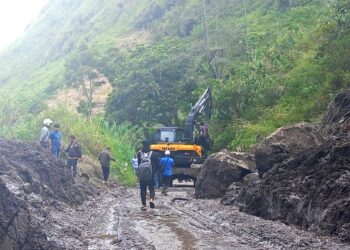 Pemkab Simalungun Turunkan Alat Berat Tanggulangi Jalan Haranggaol Yang Tertimbun Longsor