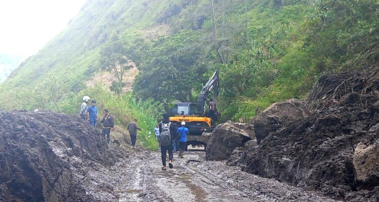 Pemkab Simalungun Turunkan Alat Berat Tanggulangi Jalan Haranggaol Yang Tertimbun Longsor