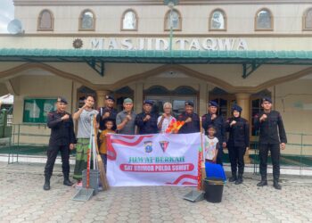 Jum'at Berkah, Satuan Brimob Polda Sumut Pererat Silaturahmi dengan Masyarakat