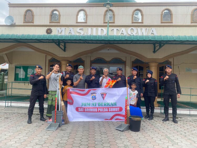 Jum'at Berkah, Satuan Brimob Polda Sumut Pererat Silaturahmi dengan Masyarakat