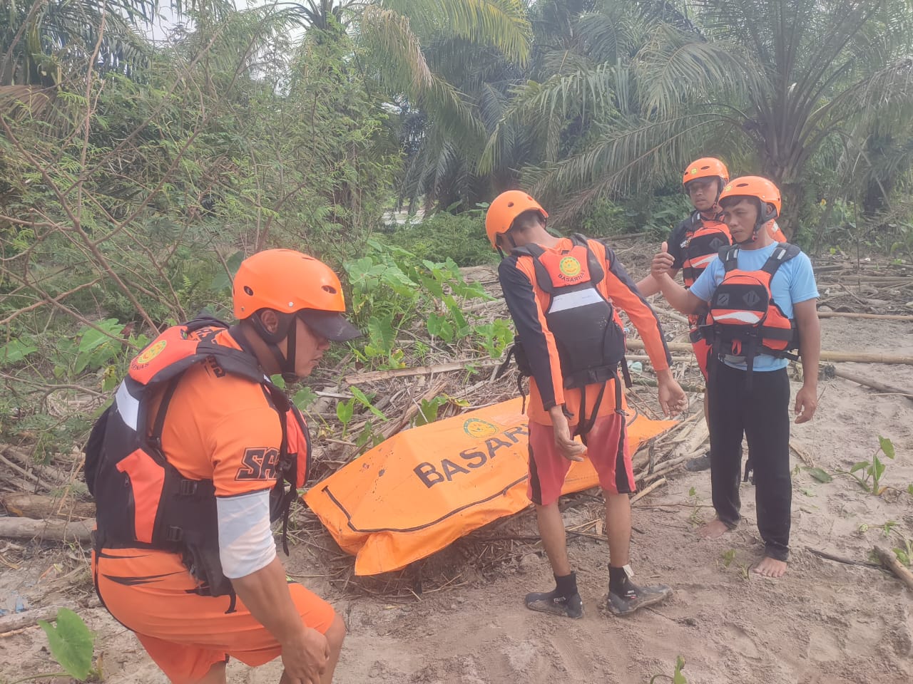 5 Hari Hilang Terseret Arus Sungai Bah Bolon, Jasad Charles Siregar Akhirnya Ditemukan 5 Hari Hilang Terseret Arus Sungai Bah Bolon, Jasad Charles Siregar Akhirnya Ditemukan