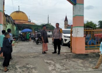 Sholat Jumat di Mesjid Al-Hidayah, Bhabinkamtibmas Polsek Siantar Marihat Laksanakan Patroli
