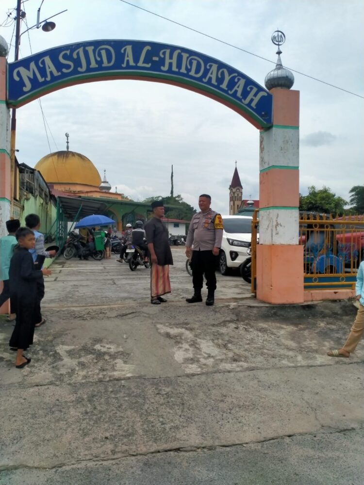 Sholat Jumat di Mesjid Al-Hidayah, Bhabinkamtibmas Polsek Siantar Marihat Laksanakan Patroli