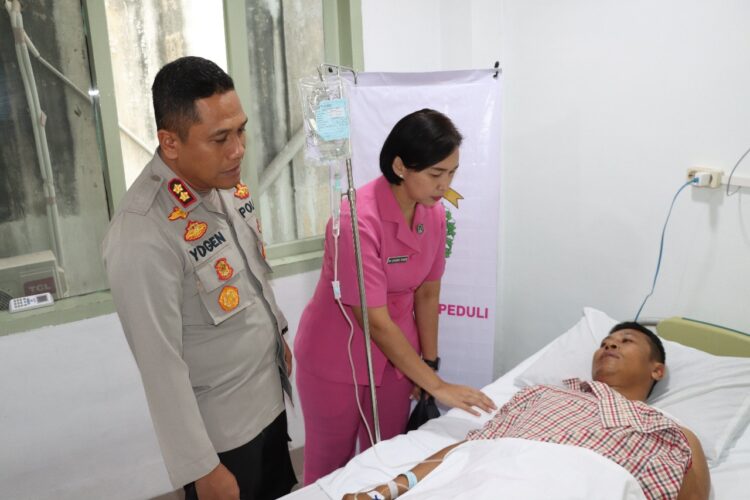Kapolres Pematangsiantar Beri Dukungan saat Jenguk Personil Opname di Rumah Sakit