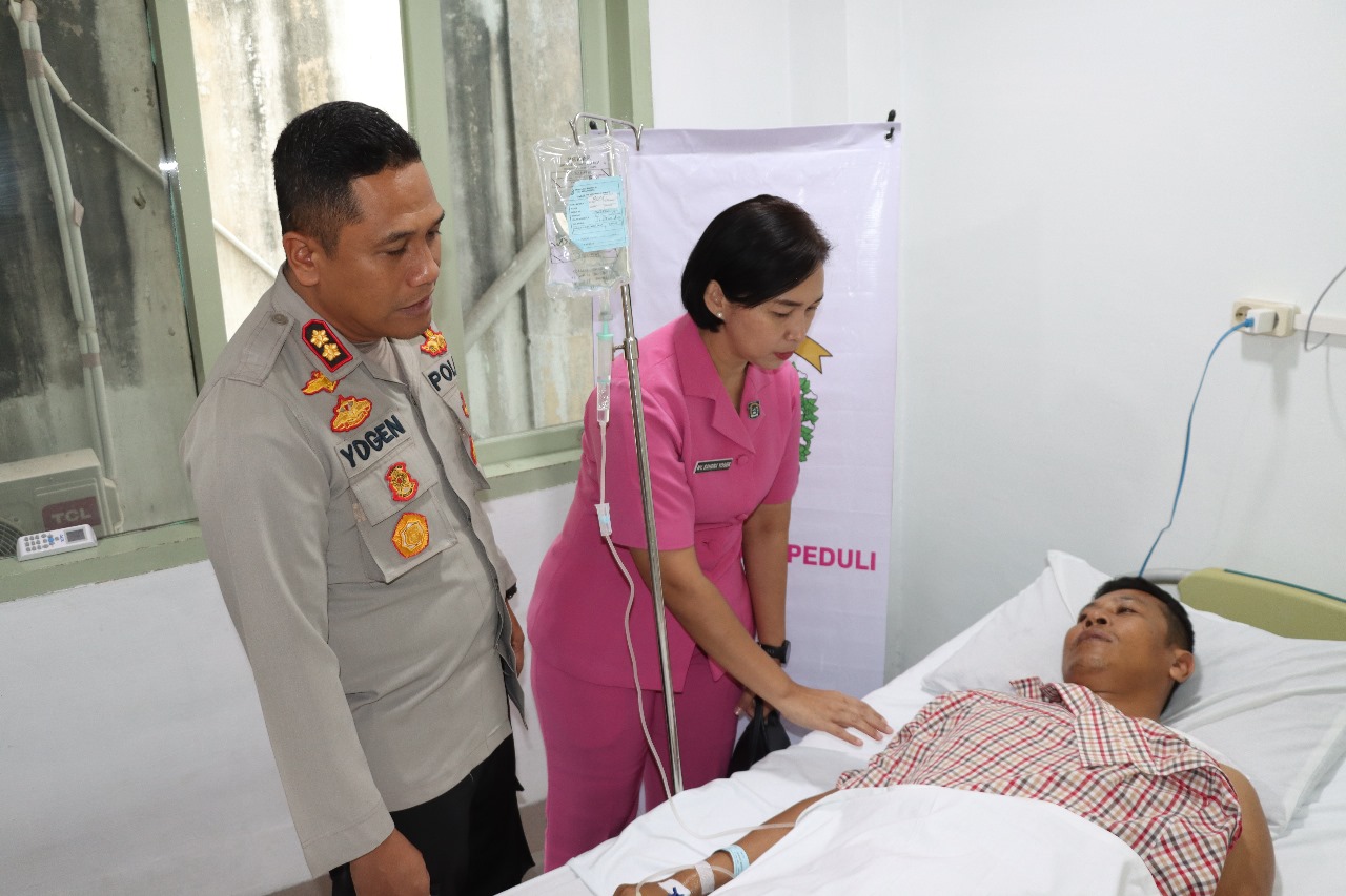 Kapolres Pematangsiantar Beri Dukungan saat Jenguk Personil Opname di Rumah Sakit Kapolres Pematangsiantar Beri Dukungan saat Jenguk Personil Opname di Rumah Sakit