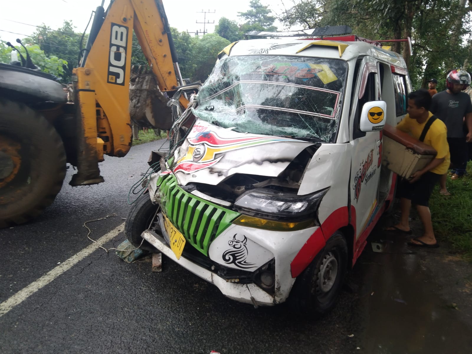 CV Perdagangan Trans Kontra Colt Diesel di Simalungun, 6 Orang Dilarikan ke Rumah Sakit CV Perdagangan Trans Kontra Colt Diesel di Simalungun, 6 Orang Dilarikan ke Rumah Sakit