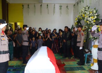 Polres Pematangsiantar Berangkatkan  AIPTU Jhon Edi Sipayung Ke Peristirahatan Terakhir dengan Tradisi Kepolisian