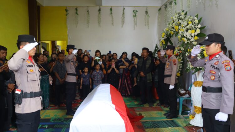 Polres Pematangsiantar Berangkatkan  AIPTU Jhon Edi Sipayung Ke Peristirahatan Terakhir dengan Tradisi Kepolisian