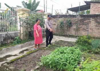 Manfaatkan Lahan Kosong, Bhabinkamtibmas Polseķ Siantar Marihat Sambangi Warga Binaan Dukung Ketahanan Pangan