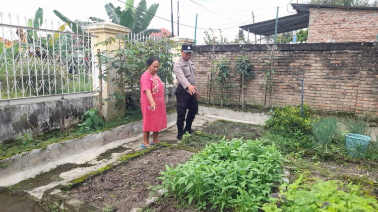 Manfaatkan Lahan Kosong, Bhabinkamtibmas Polseķ Siantar Marihat Sambangi Warga Binaan Dukung Ketahanan Pangan