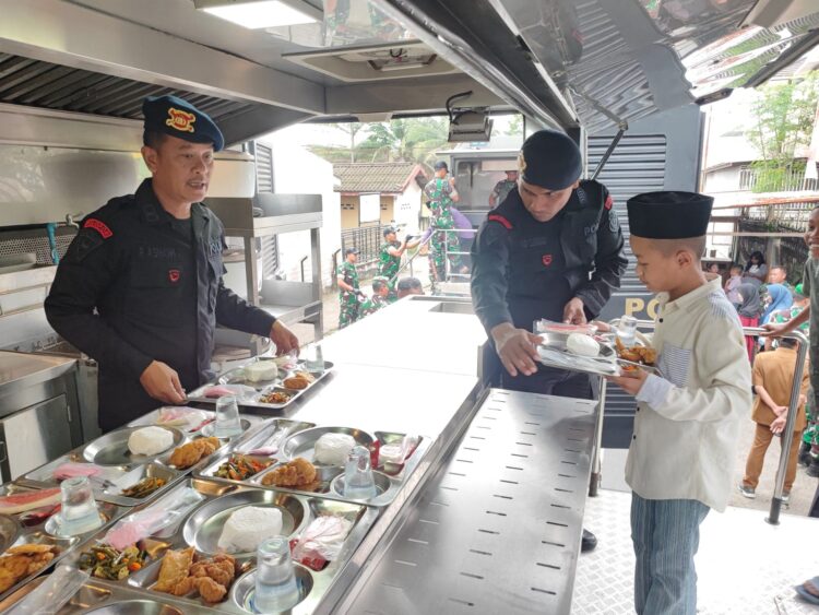 Sinergi TNI dan Brimob Polda Sumut, Berbagi Makanan Bergizi di Panti Asuhan Al-Marhamah Medan