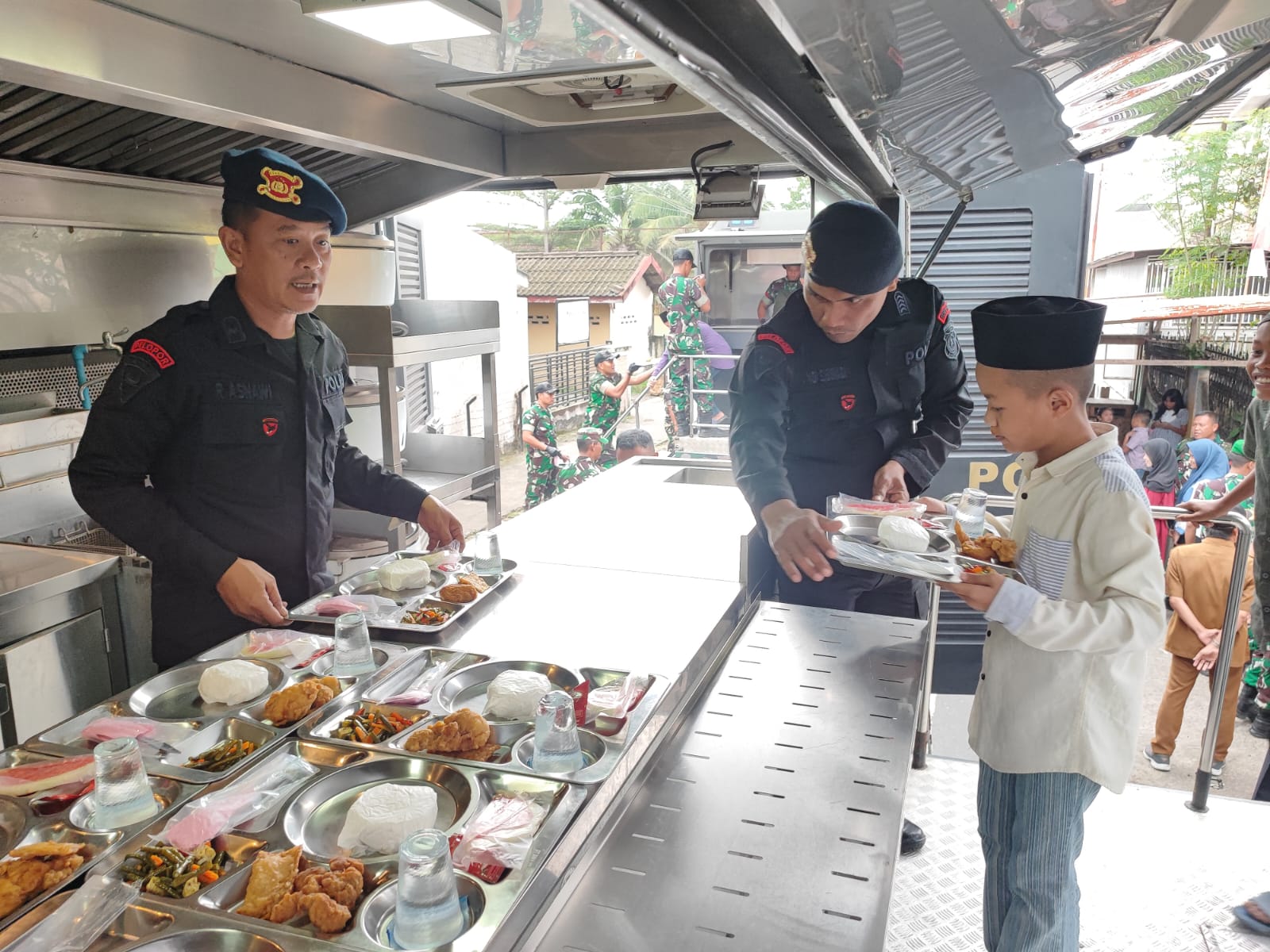 Sinergi TNI dan Brimob Polda Sumut, Berbagi Makanan Bergizi di Panti Asuhan Al-Marhamah Medan Sinergi TNI dan Brimob Polda Sumut, Berbagi Makanan Bergizi di Panti Asuhan Al-Marhamah Medan
