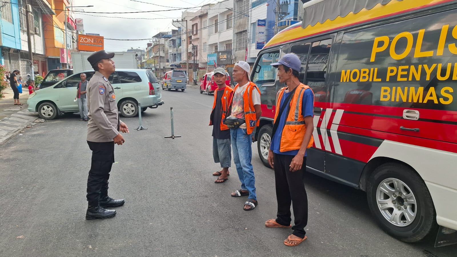 Cooling System, Sat Binmas Polres Sianțar Sambangi Jukir Sampaikan Pesan Kamtibmas Cooling System, Sat Binmas Polres Sianțar Sambangi Jukir Sampaikan Pesan Kamtibmas