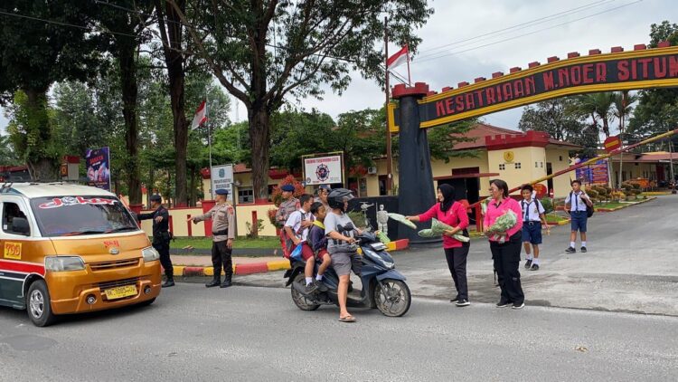 Brimob Polda Sumut Bagikan 150 Paket Sayuran, Dukung Ketahanan Pangan dan Kepedulian Sosial