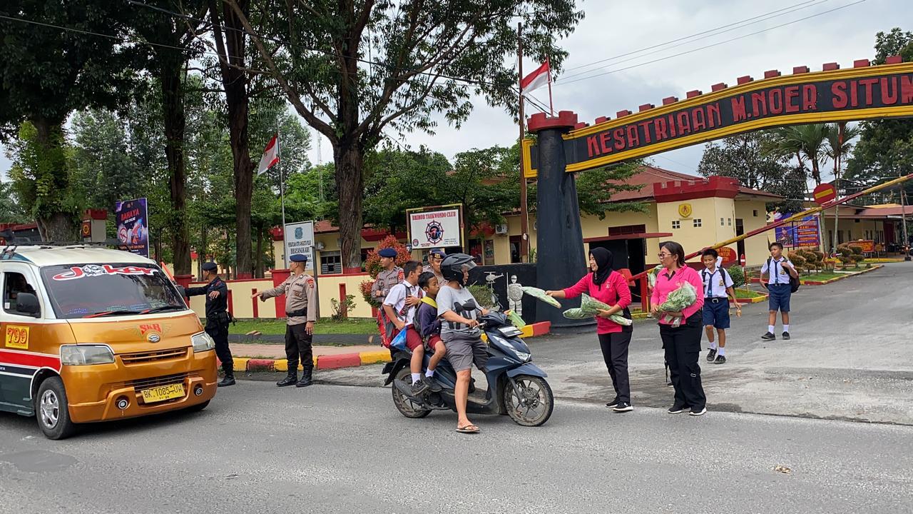 Brimob Polda Sumut Bagikan 150 Paket Sayuran, Dukung Ketahanan Pangan dan Kepedulian Sosial Brimob Polda Sumut Bagikan 150 Paket Sayuran, Dukung Ketahanan Pangan dan Kepedulian Sosial