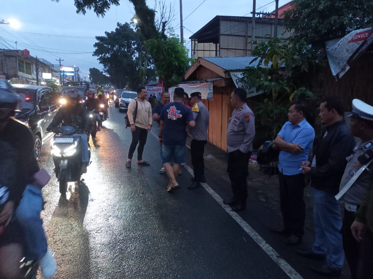 Berantas Narkoba, Polres Siantar Bantu Back Up Tim Ditresnarkoba Polda Sumut Gerebek Kampung Bajigur Berantas Narkoba, Polres Siantar Bantu Back Up Tim Ditresnarkoba Polda Sumut Gerebek Kampung Bajigur