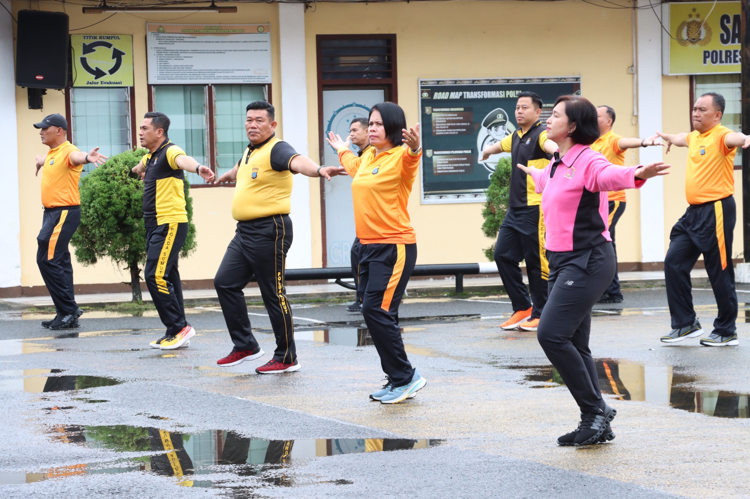 Jaga Stamina, Polres Pematangsiantar dan Bhayangkari Senam Aerobik Bersama Jaga Stamina, Polres Pematangsiantar dan Bhayangkari Senam Aerobik Bersama