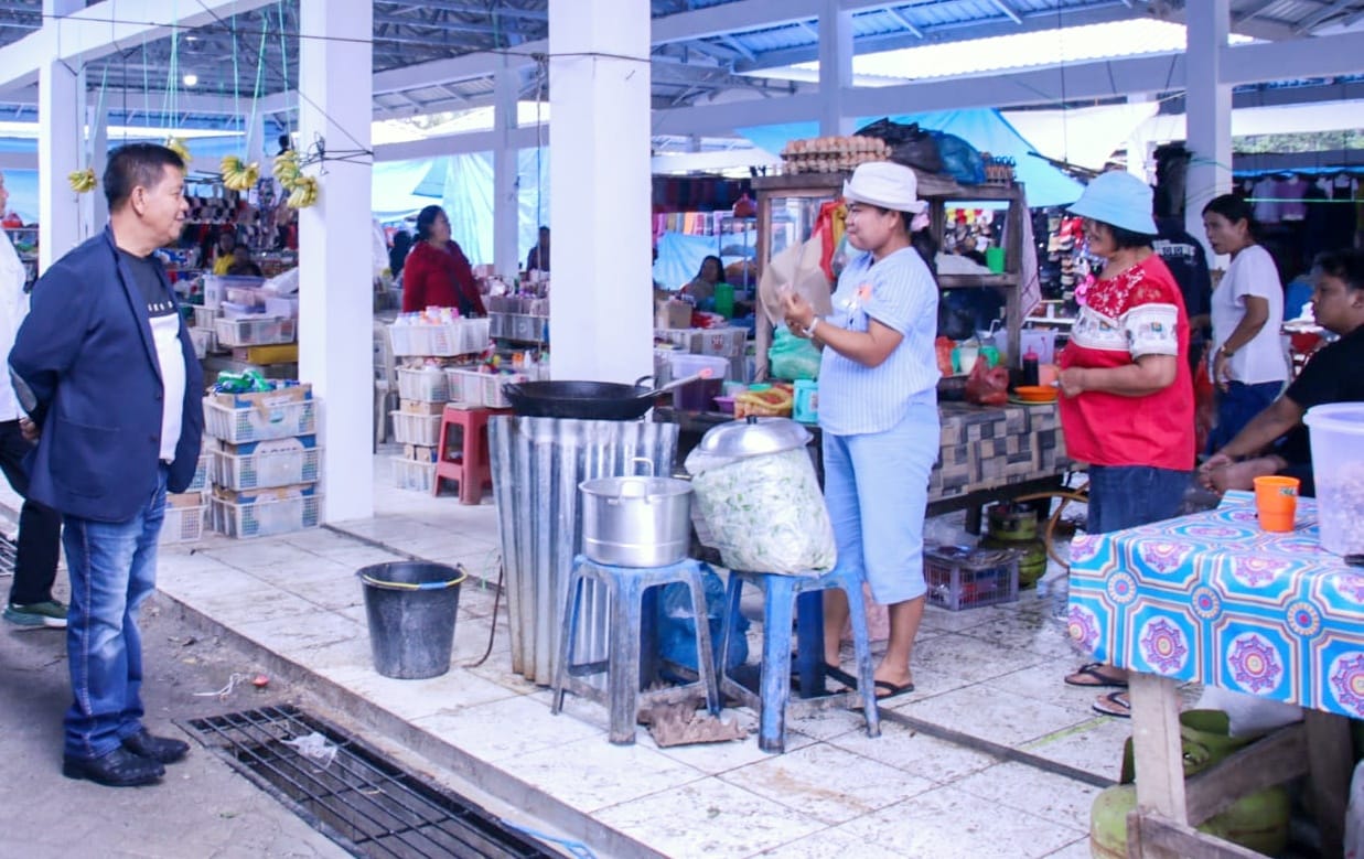 Bupati Radiapoh Tinjau Pasar Tiga Runggu Kecamatan Purba, Pedagang Ucapkan Terimakasih Bupati Radiapoh Tinjau Pasar Tiga Runggu Kecamatan Purba, Pedagang Ucapkan Terimakasih