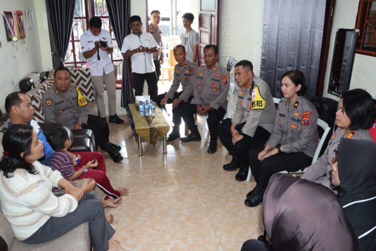 Kapolres Pematangsiantar Jenguk Dua Personil yang Sakit, Memberikan Dukungan dan Semangat Kapolres Pematangsiantar Jenguk Dua Personil yang Sakit, Memberikan Dukungan dan Semangat
