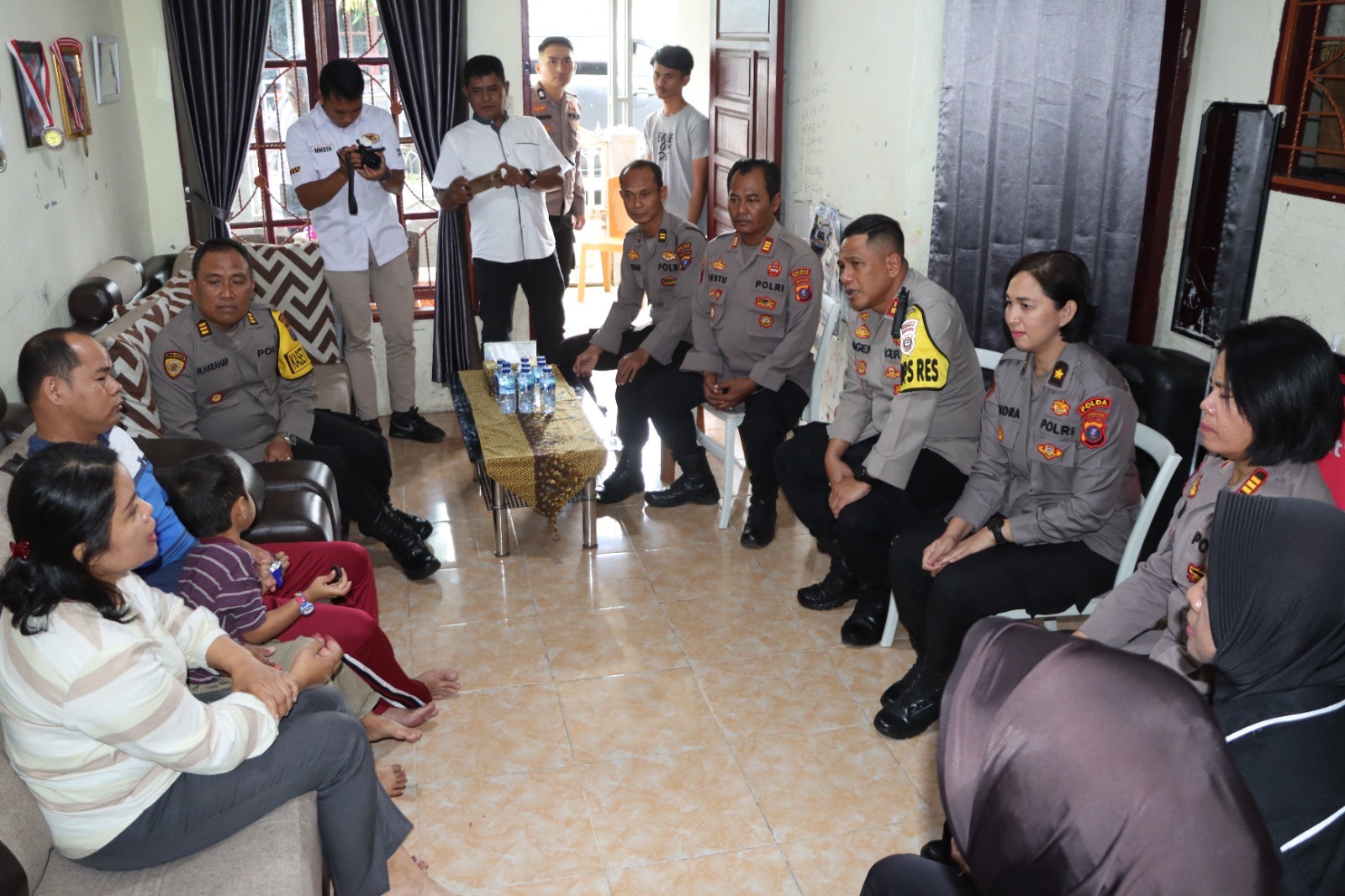 Kapolres Pematangsiantar Jenguk Dua Personil yang Sakit, Memberikan Dukungan dan Semangat 
