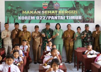 Korem 022/PT Berikan Makan Sehat Bergizi untuk Siswa SD Negeri 095205 Parbalogan Simalungun 