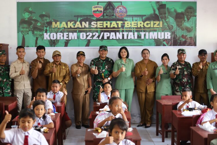 Korem 022/PT Berikan Makan Sehat Bergizi untuk Siswa SD Negeri 095205 Parbalogan Simalungun 
