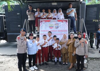 Brimob Polda Sumut, TNI dan Pemda Bersinergi Bagikan 250 Paket Makanan Sehat untuk Siswa SD di Medan