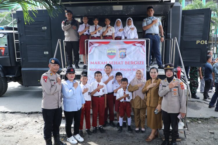 Brimob Polda Sumut, TNI dan Pemda Bersinergi Bagikan 250 Paket Makanan Sehat untuk Siswa SD di Medan