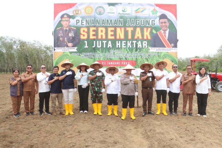 Kapolres Simalungun Pimpin Penanaman Jagung Serentak Dukung Swasembada Pangan 2025