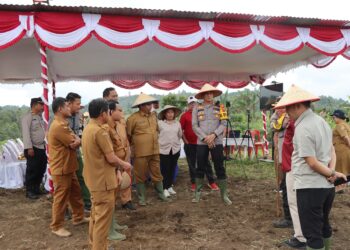 Tanam Jagung, Polres Taput Dukung Program Kerja 100 hari Presiden RI Dalam Rangka Ketahanan Pangan 2025