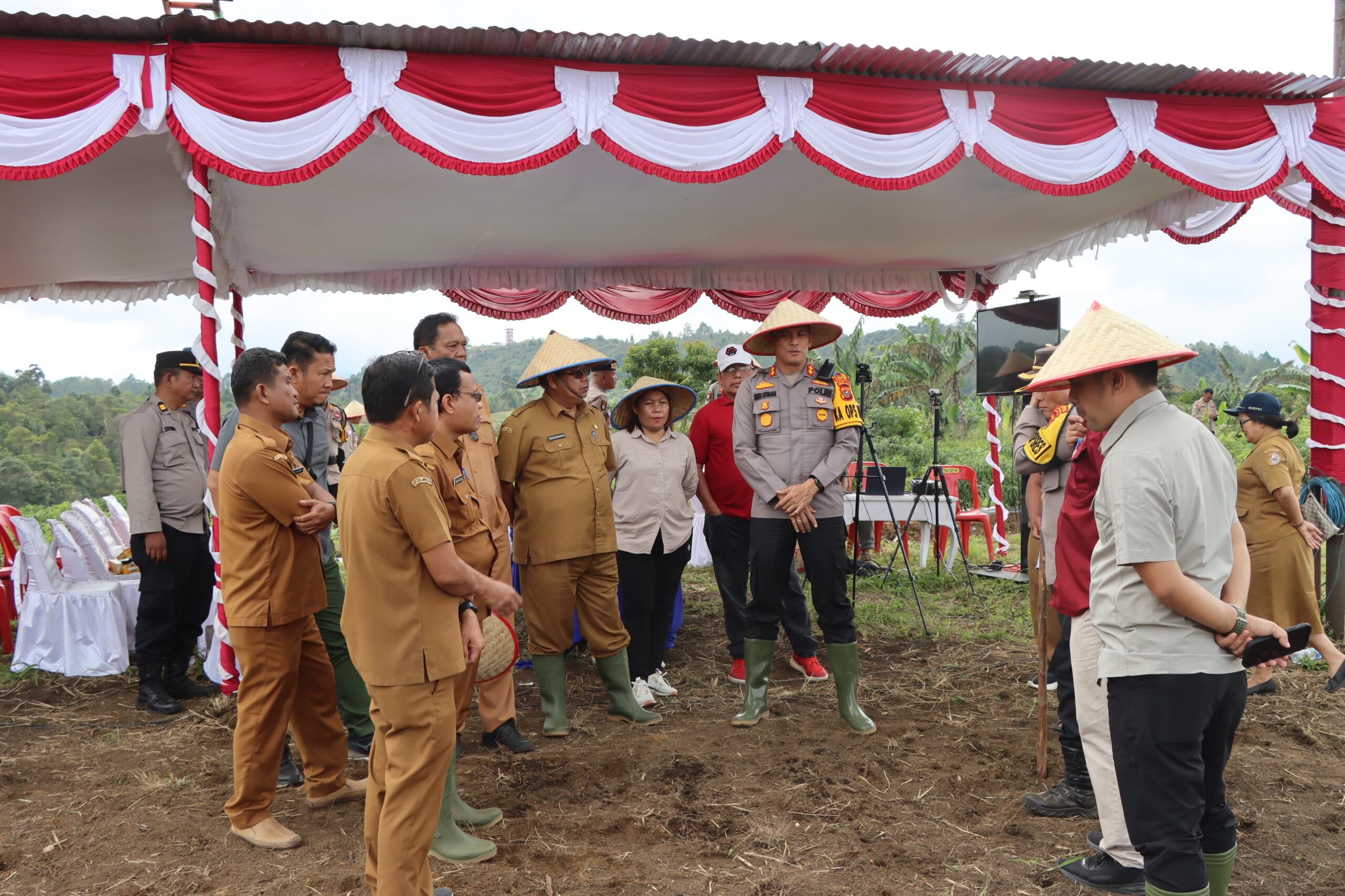 Tanam Jagung, Polres Taput Dukung Program Kerja 100 hari Presiden RI Dalam Rangka Ketahanan Pangan 2025