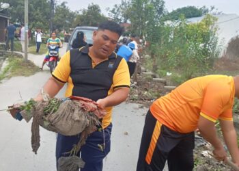 Bhabinkamtibmas Polsek Siantar Marihat Bersama Tiga Pilar Laksanakan Gotong Royong
